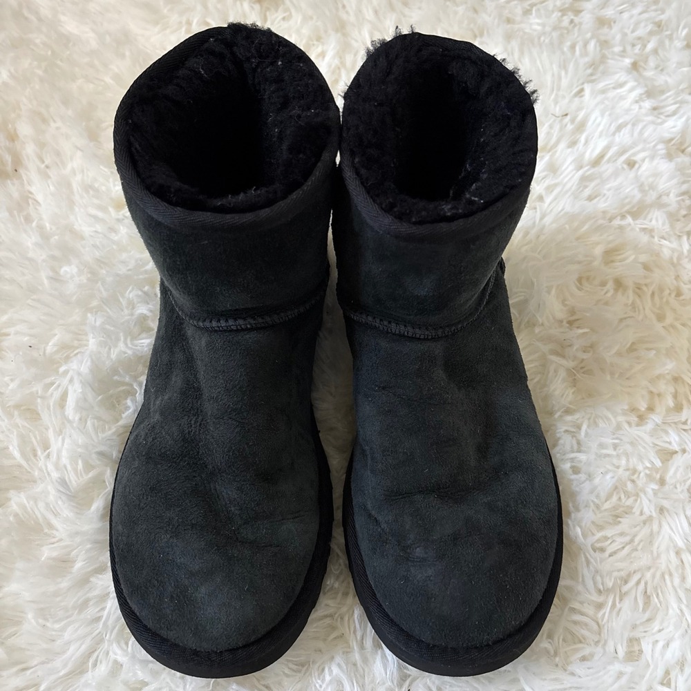 UGG Classic Short II Black Suede Shearling Boots Womens Size 8 1016223